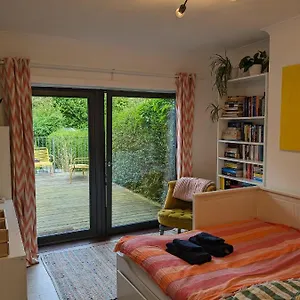 Homestay Private With Terrace And Free Parking, Edinburgh